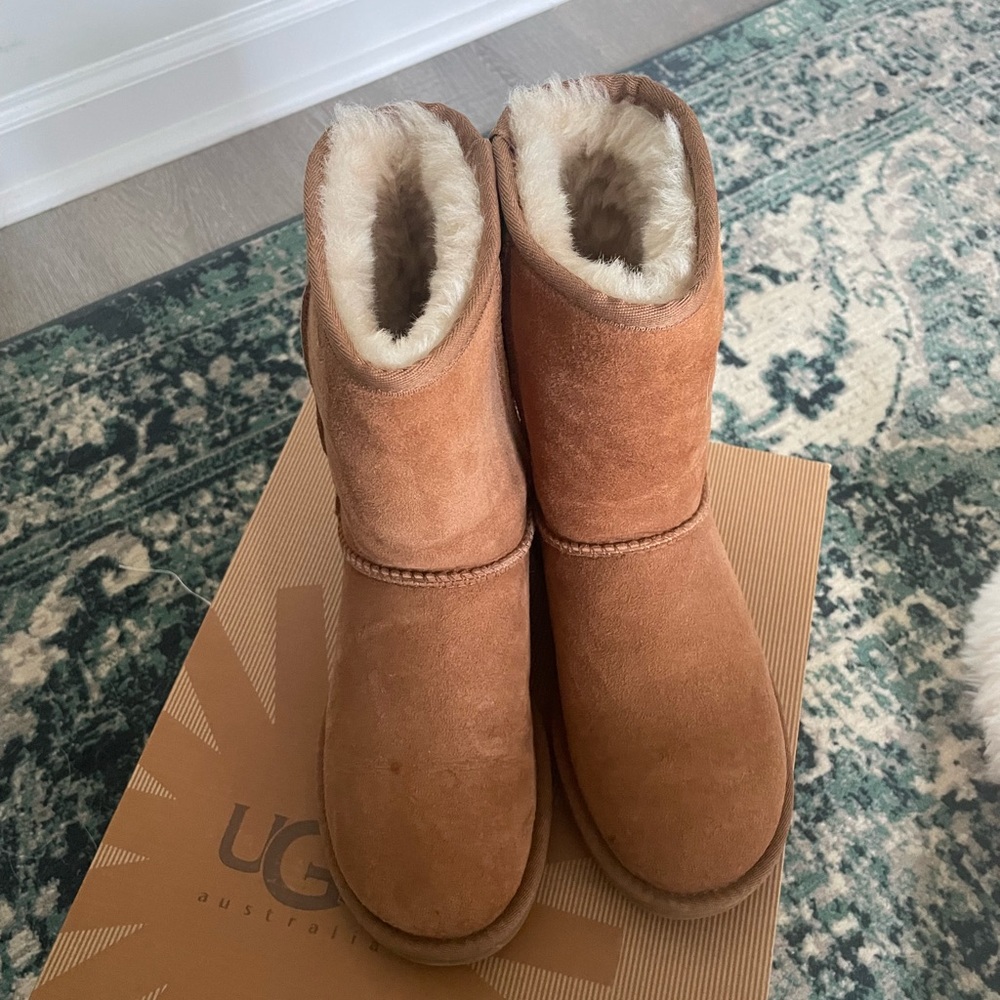 ❗️SOLD❗️UGG CLASSIC SHORT II